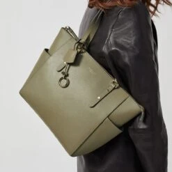 Silk StreetLarge ZipTop Shoulder Bag -Fashion Bag Store h4326306 model