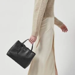 Dukes PlaceMedium Zip-Top Multiway Bag -Fashion Bag Store h4352074 model