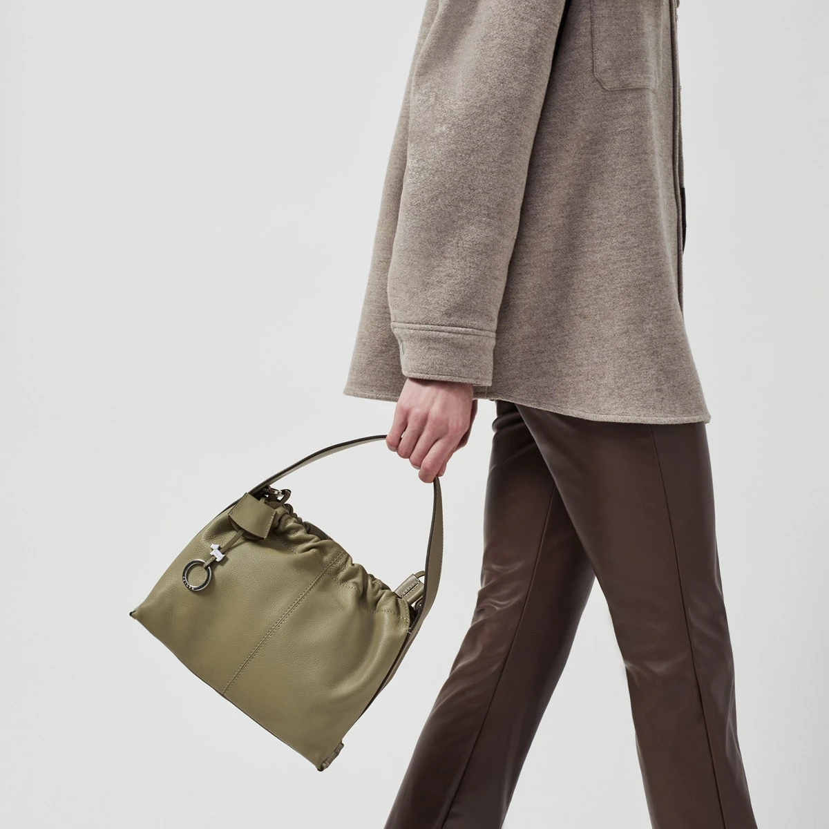 Lewis LaneSmall Drawstring Cross Body Bag Lewis LaneSmall Drawstring Cross Body Bag -Fashion Bag Store h5543306 model