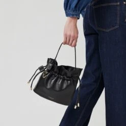 Sunny RiseSmall Drawstring Cross Body Bag -Fashion Bag Store h5577001 model