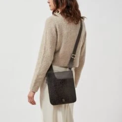 Pockets - Faux CrocMedium Zip Around Cross Body Bag -Fashion Bag Store h5674074 model