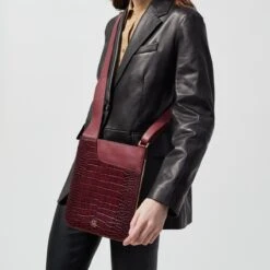 Pockets - Faux CrocMedium Zip Around Cross Body Bag -Fashion Bag Store h5674603 model